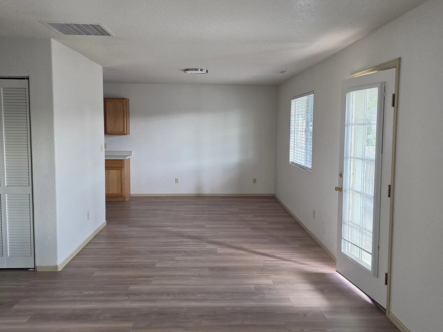 3 bed, 1100 sqft, $1,800 — Photo 3
