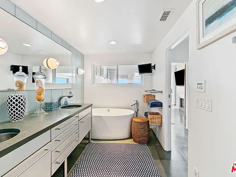 1341 Palisades Beach Rd — Photo 48