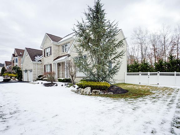 3rd image of 474 Brentwood Ave