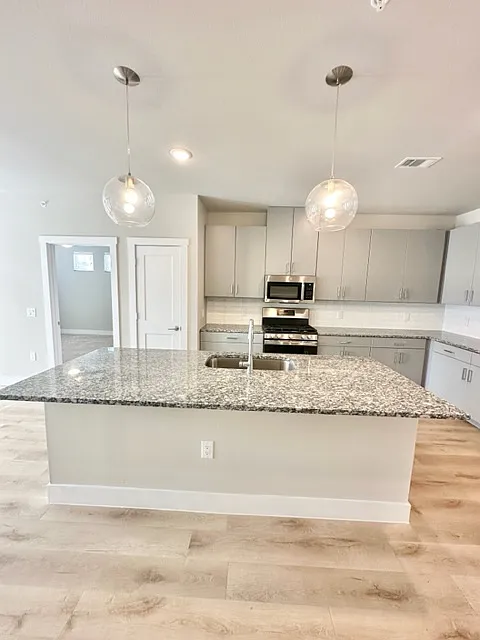 1 bed, 1.0 bath, 725 sqft, $1,049 — Photo 1