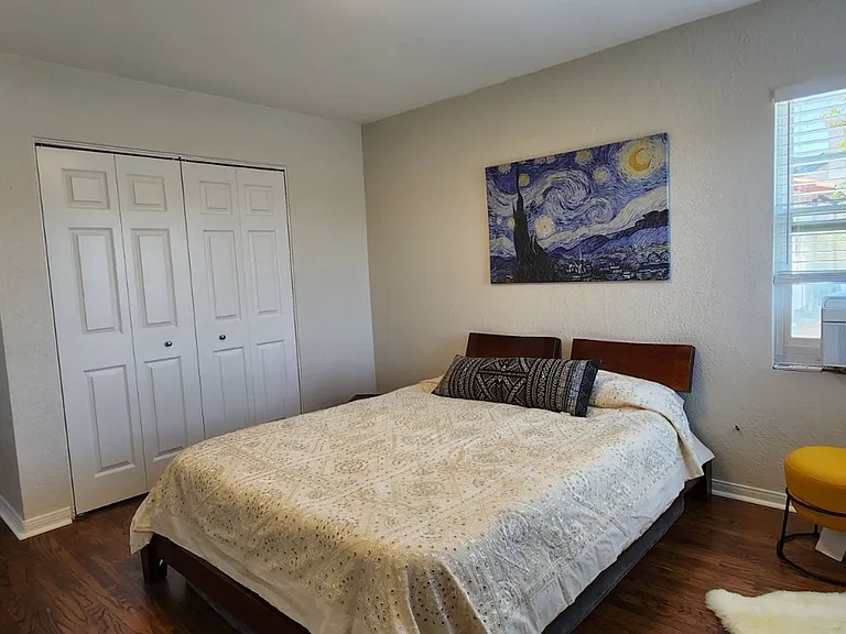 Kensington: Renovated Spacious Residence: Cook's kitchen, Includes parking — Photo 5