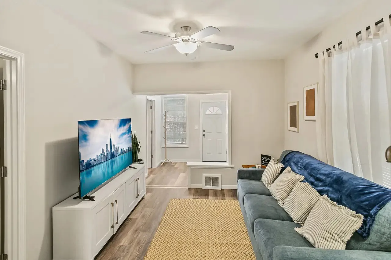 3 bed, 1200 sqft, $4,200 — Photo 1