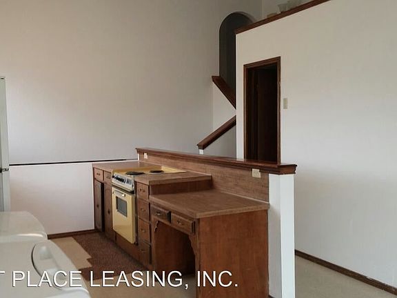 3rd image of 910 Fairmont Ct