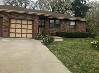 402 NE Ash Ct, Lees Summit, MO 64063