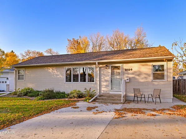 1024 18th St NW, East Grand Forks, MN 56721