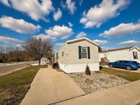 186 Oak Ave, Highland, MI 48357