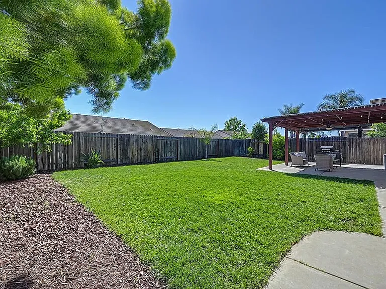 9226 Lucchesi Dr — Photo 17