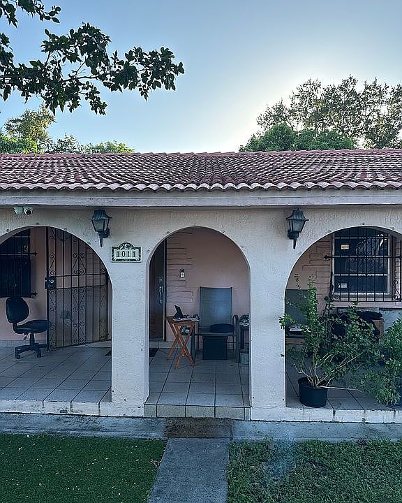 2nd image of 1011 NW 30th Ct