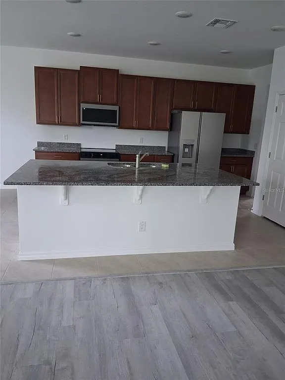 7 bed, 5.0 bath, 4627 sqft, $5,200 — Photo 2