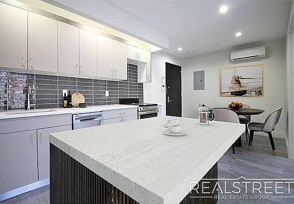 4th image of 730 E 32nd St #2C