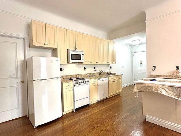 3rd image of 2350 Broadway #225