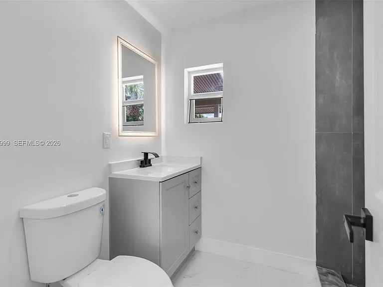 1660 W 26th St — Photo 17