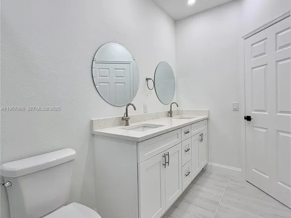 4412 Woodland Cir, Fort Lauderdale, FL