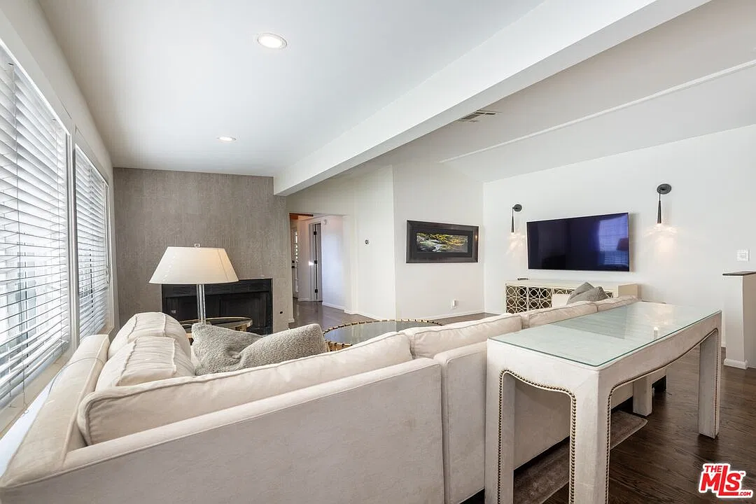 3 bed, 2.5 bath, 1626 sqft, $7,450 — Photo 3