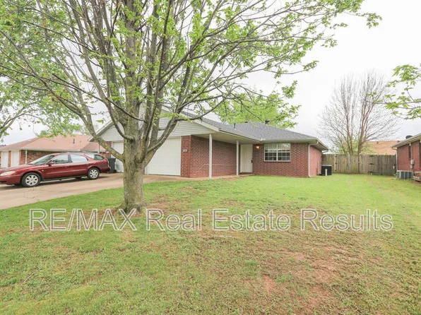 2306 W Roselawn St, Rogers, AR 72756