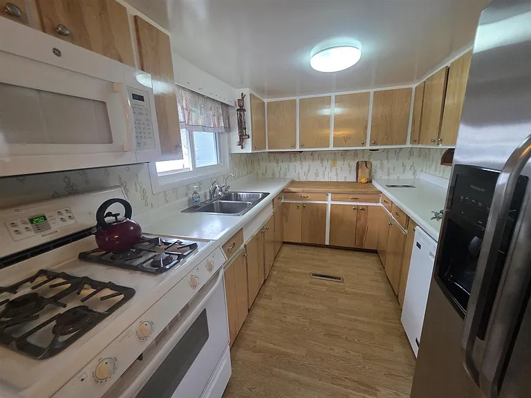 306 Ione St — Photo 3