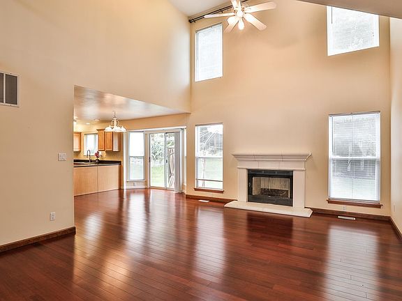 5th image of 3043 Crystal Lake Dr