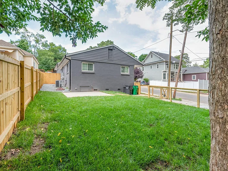435 Wake St — Photo 16
