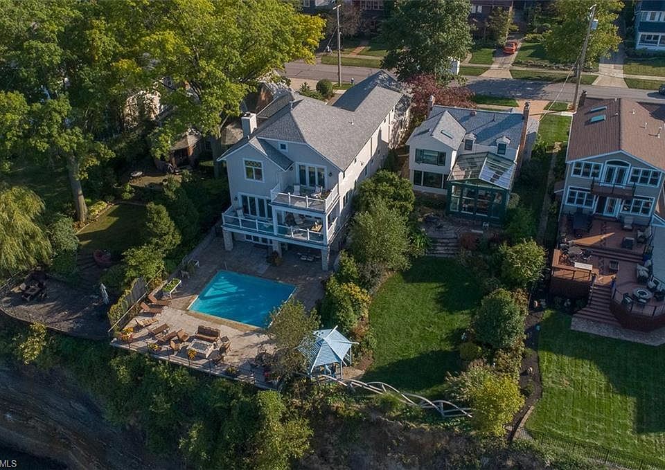 1st image of 23724 Cliff Dr