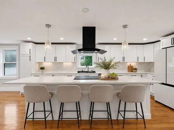 33 Milford St, Upton, MA 01568