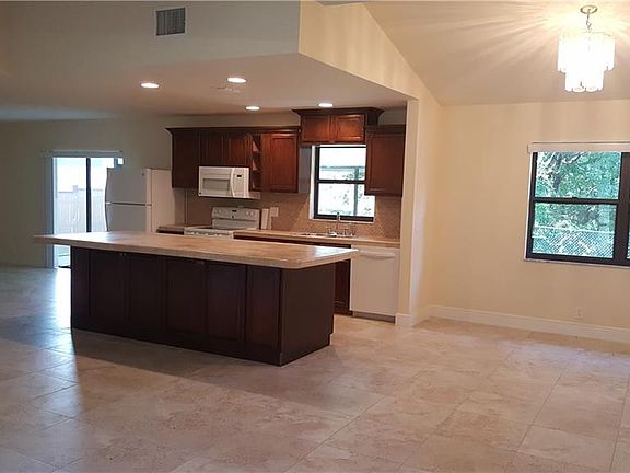 4th image of 997 Willowbrook Ct