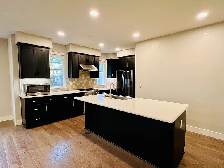 1490 Bond St — Photo 5