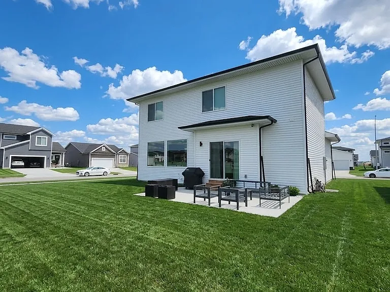 603 NE Pearl Dr — Photo 3