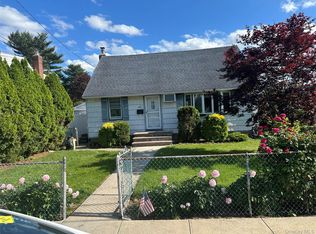 43 Malone St, Hicksville, NY 11801
