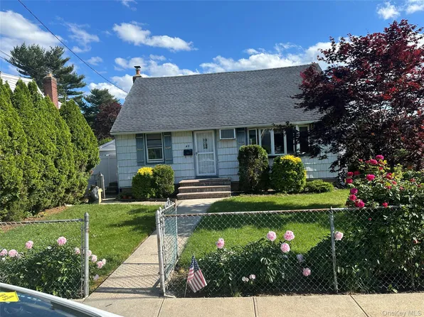 43 Malone St, Hicksville, NY 11801