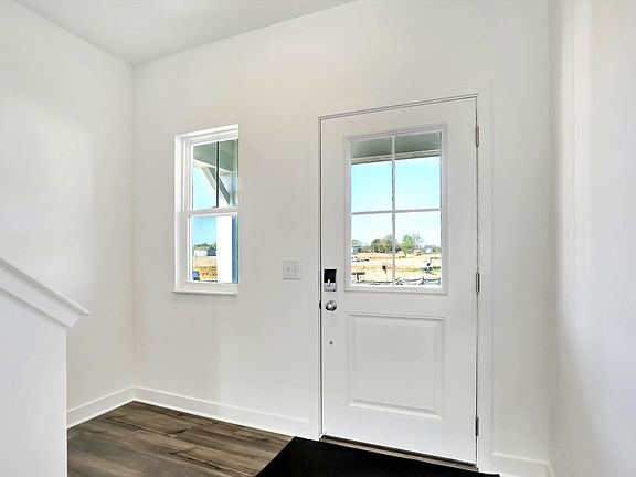 5th image of 697 Oxford Ln