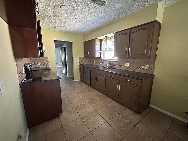 1112 Park Center Ct — Photo 4