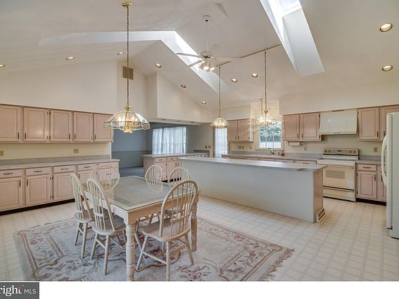 4th image of 102 Kings Ct