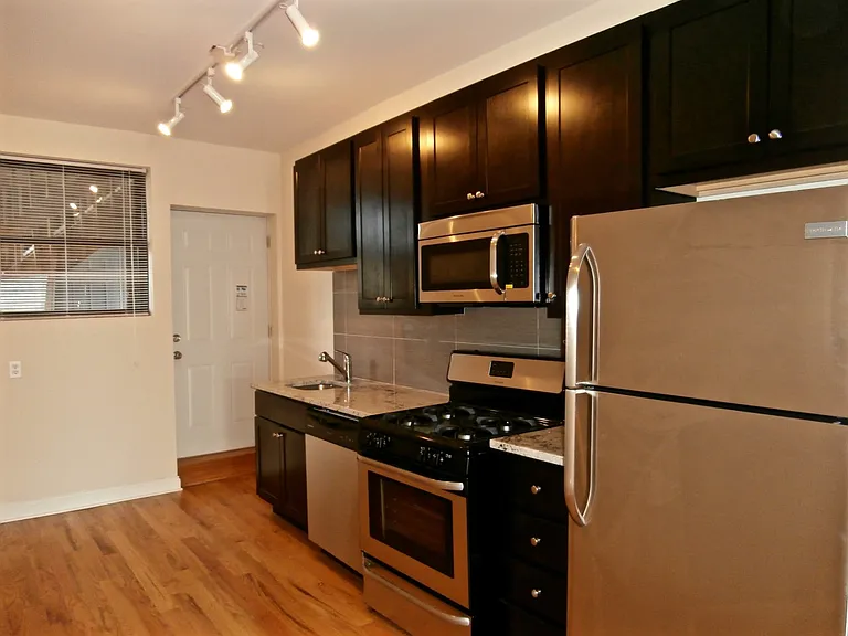 6701-03 N Clark St — Photo 1