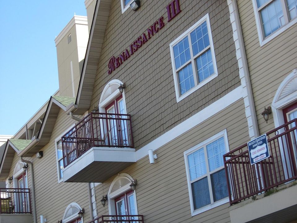 1st image of 1801 SW Lake Ave #209