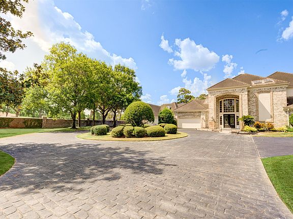 2nd image of 2742 N Southern Oaks Dr