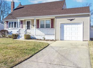 365 Heathcote Rd, Lindenhurst, NY 11757