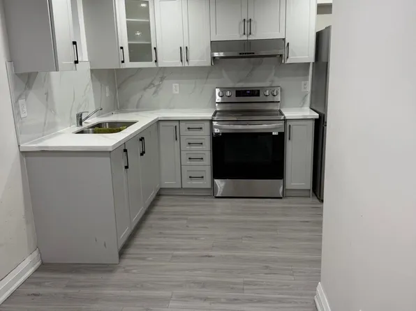 806 Envoy Dr, Mississauga, ON L5W 1H3