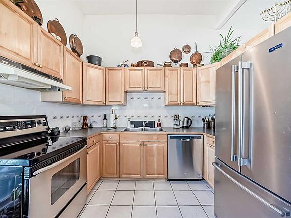 5th image of 400 W Brae Glen Cres SW