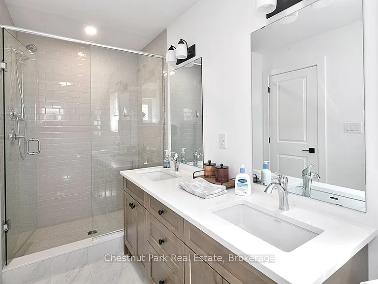 137 White Oak Cres — Photo 12