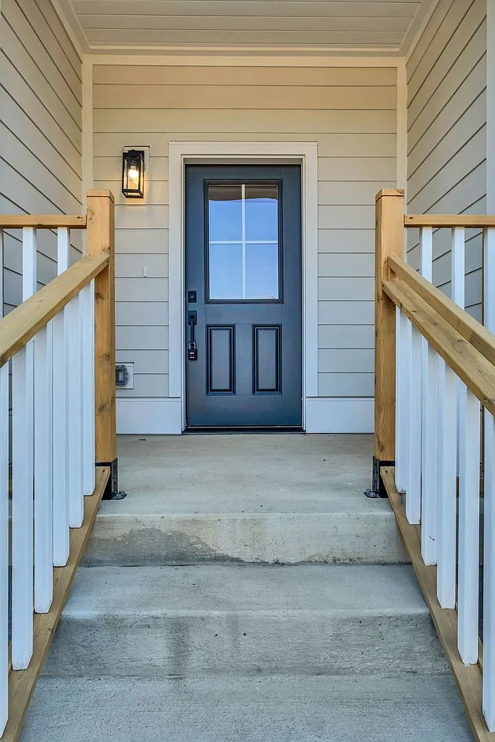 Bright and Airy Townhome at Maple Grove in East! — Photo 4
