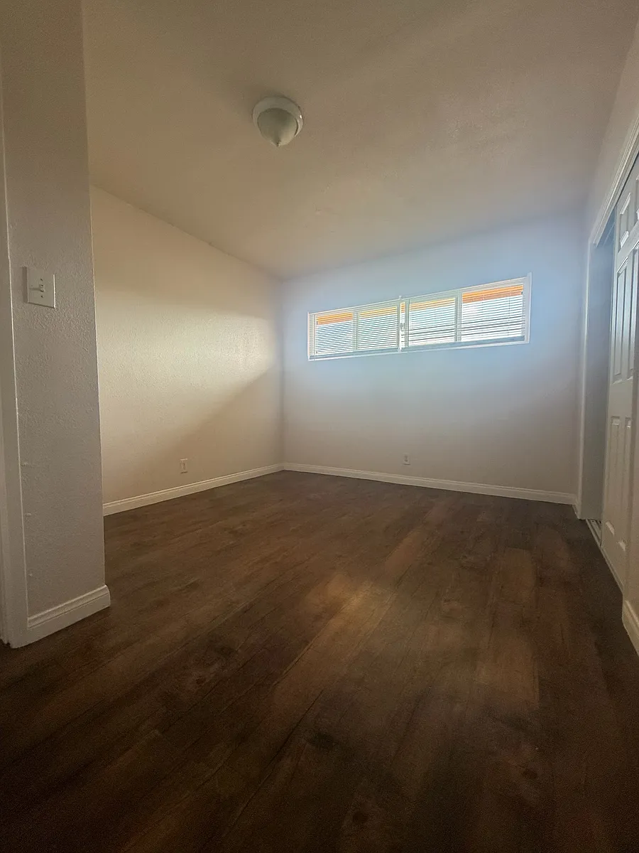 Building Photo - 10731 Barlow Ave #0