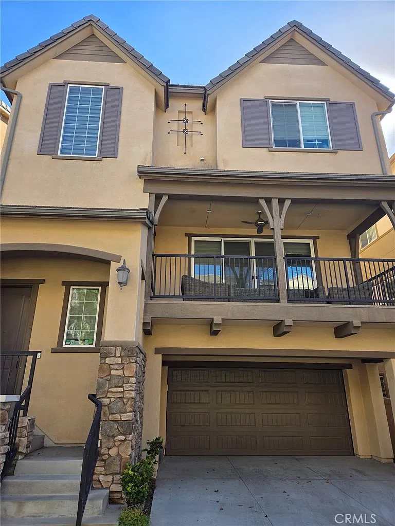 4 bed, 3.5 bath, 2123 sqft, $5,200 — Photo 1