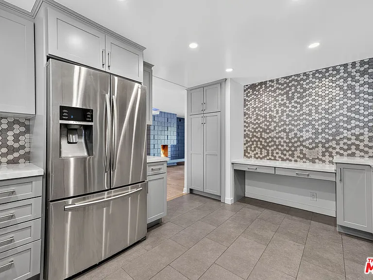 1301 N Flores St #4 — Photo 16