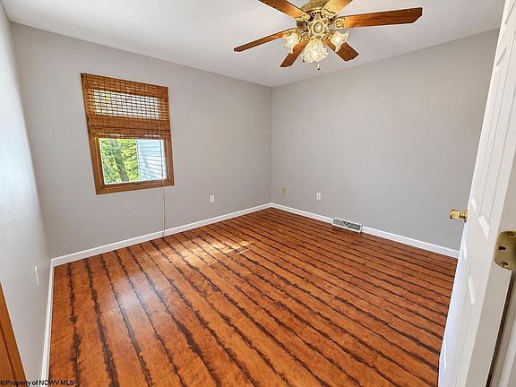 29th image of 13 Silver Maple Ln