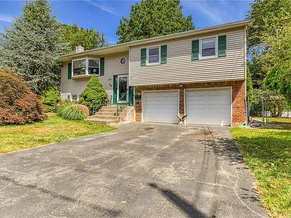 4th image of 26 Hickory Ln