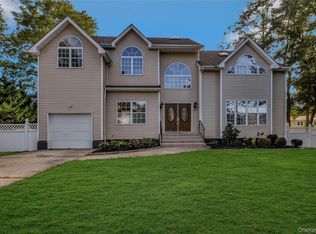 60 Delamere St, Huntington, NY 11743