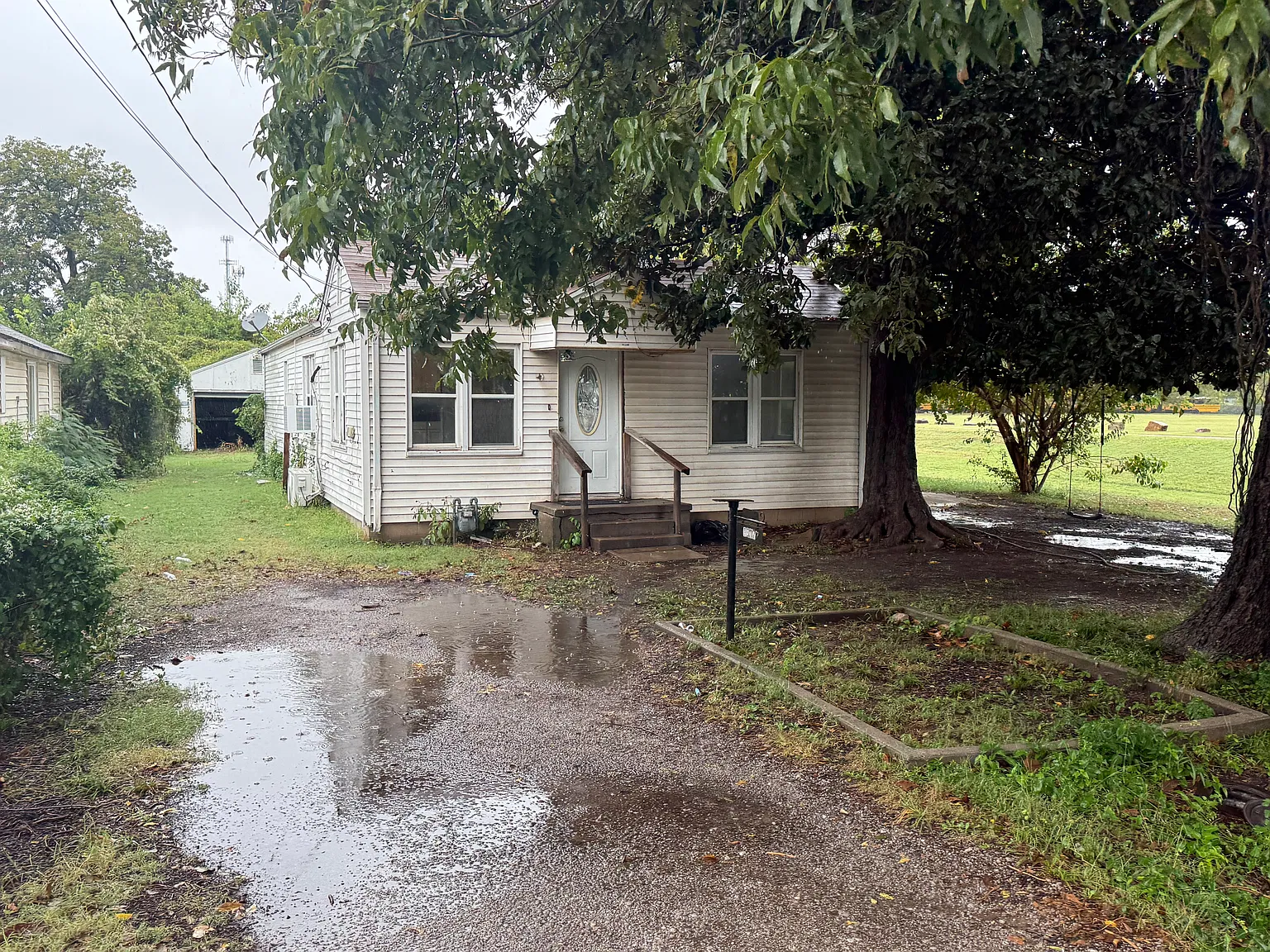 3 bed, 1.5 bath, 1300 sqft, $1,395 — Photo 1
