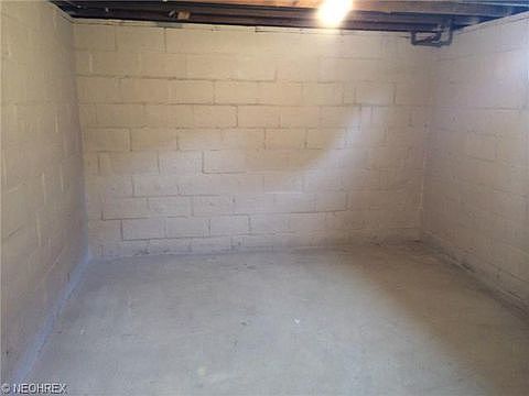 4th image of 921 Maple Ave NW