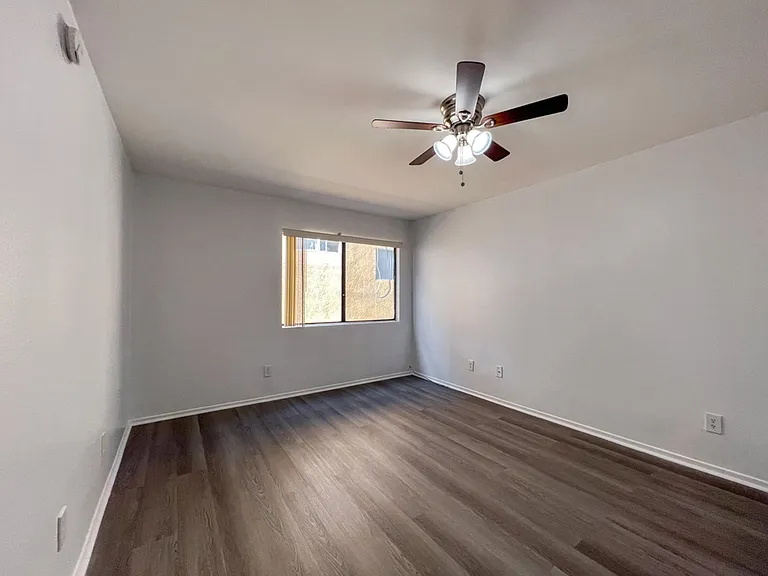 Gorgeous 2 Bed/2 bath apartment in excellent Sherman Oaks area! — Photo 29