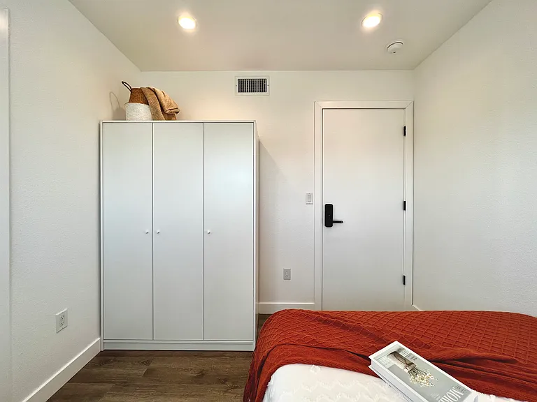 1587 West 35th Street — Photo 26